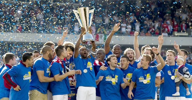 Los estadounidenses, orgullosos con el trofeo.