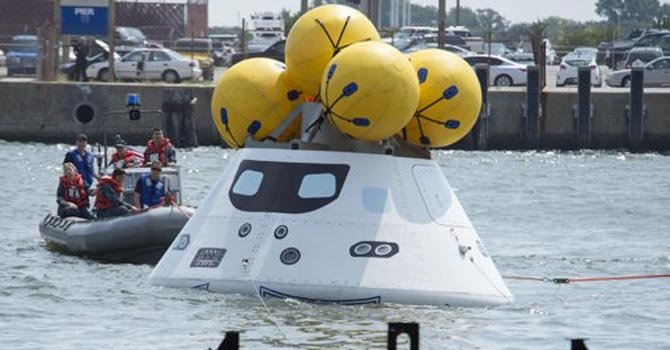 Practican cómo recuperar una cápsula espacial