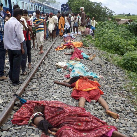 Tren atropella y mata a 37 peregrinos en India