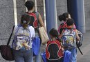 Miles de estudiantes regresaron hoy a clases en medio de la emoción y el nerviosismo por el nuevo ciclo escolar.
