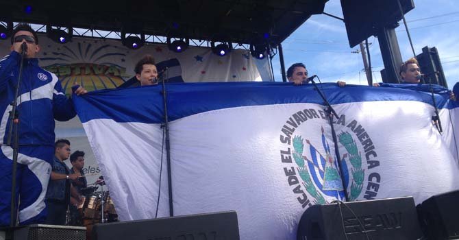 El Grupo La Máquina desplegó una bandera salvadoreña sobre el escenario