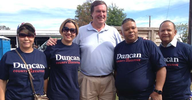 El ex ejecutic=vo del Condado de Montgomery, Maryland, Doug Duncan acudió al Festival con sus seguidores quienes lo apoyan en la candidatura para dirigir el condado otra vez en 2014.