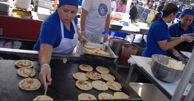 Las pupusas reinaron en el 8vo Festival Salvadoreñísimo de la Independencia