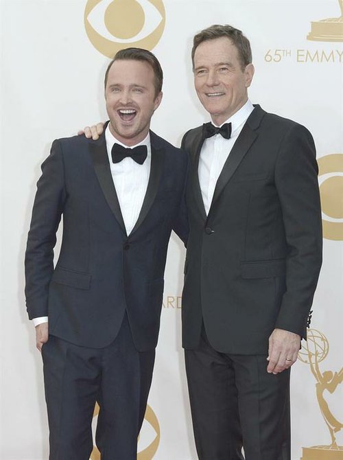 Aaron Paul y Bryan Cranston, protagonistas de "Breaking Bad", que ganó como Mejor Serie Dramática en la 65 entrega de los Premios Emmy.