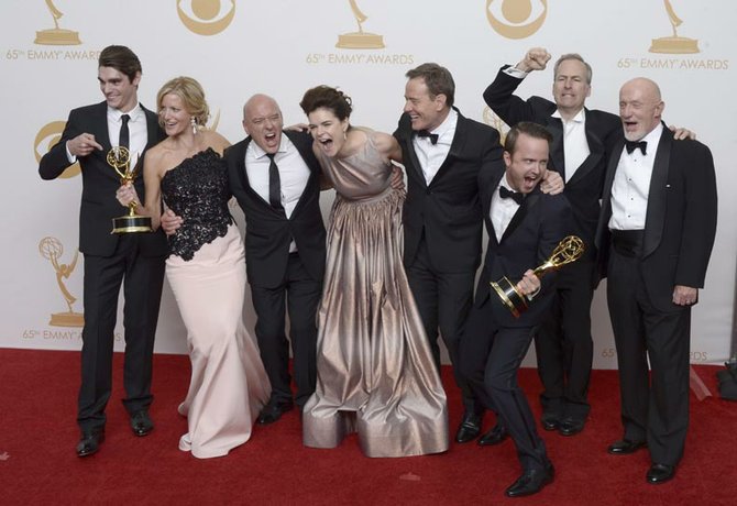 El elenco de "Breaking Bad" celebra el premio como Mejor Serie Dramática.