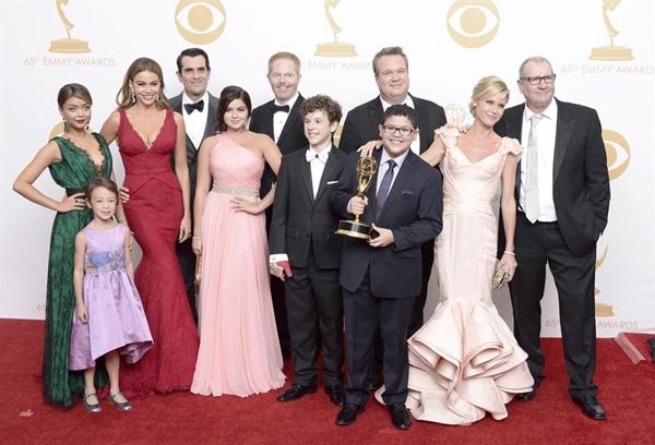 El elenco de "Modern Family", serie que ganó como Mejor Comedia.
