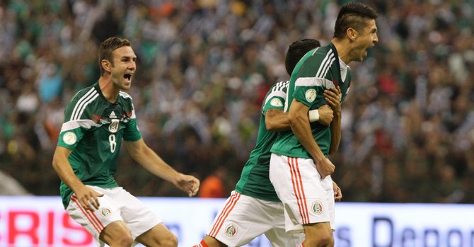 México se aferra a la vida al vencer a Panamá