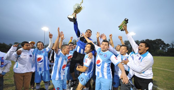 Veteranos del Alianza FC celebran su título