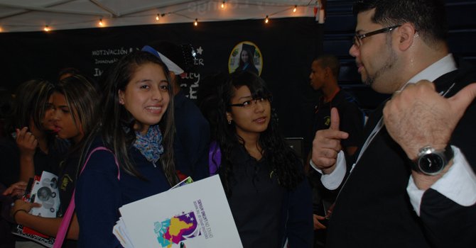 Motivan a latinos a la superación
