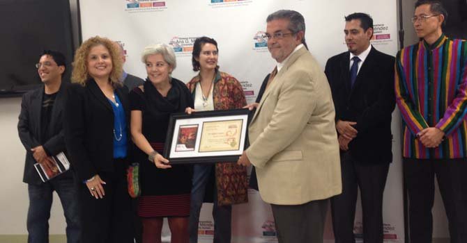 Con motivo de la muestra "Herencia" en el Capital Area Campus del Area de Washington, DC —en Wheaton, Maryland—, La artista Marta López Teigeiro (centro) recibe una muestra de aprecio del Sistema Universitario Ana G. Mendez, el viernes 25 de octubre, de manos de la Directora del Campus, Syndia Nazario-Cardona y del vicepresidente Luis J Zayas Seijo.