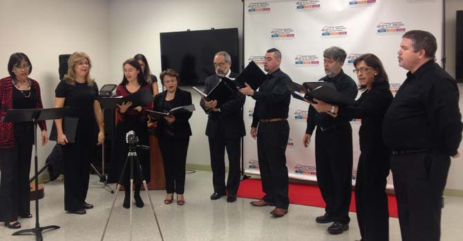 Miembros de la Coral Cantigas ofrece una muestra de su trabajo durante la inauguración de la exposición "Herencia" en la Universidad Ana G. Mendez en Wheaton, Maryland, el 25 de octubre.