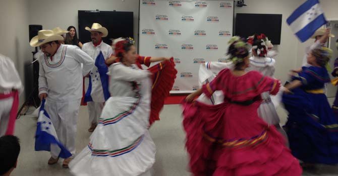 El folclore de Honduras presente durante la inauguración, el 25, de la muestra "Herencia" en la Universidad Ana G. Méndez, en el area metropolitana de Washington, DC.