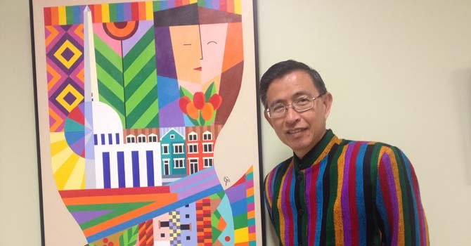 El artista salvadoreño Nicolás F. Shi posa junto a una obra suya expuesta como parte de la muestra "Herencia" en la Universidad Ana G. Méndez en Wheaton, Maryland. Shi vive en Washington, DC.