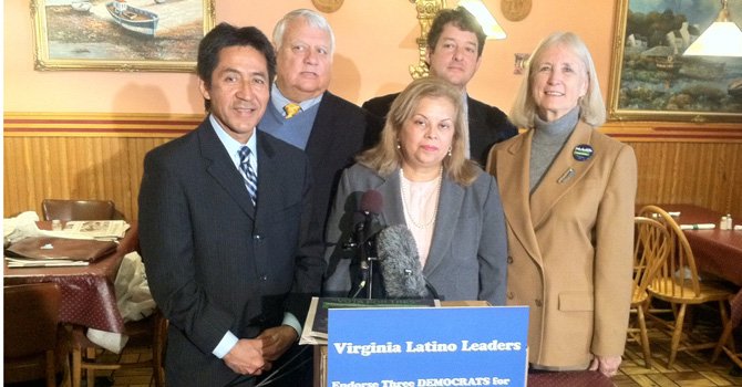 Políticos latinos apoyan terna demócrata