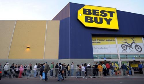 CONSEJO 7. Hidratarse, no esforzarse. Aunque no lo parezca, el cuerpo se expone a un esfuerzo extra durante las largas filas nocturnas del Black Friday. Hay que llevar agua, sentarse, caminar, claro, sin perder el lugar.
