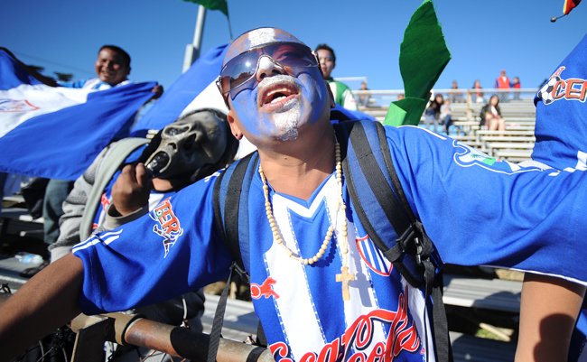 Los aficionados guatemaltecos del Deportivo Reu se pintaron las caras y portaron banderas para apoyar a su equipo en la final de la Liga de Langley Park.