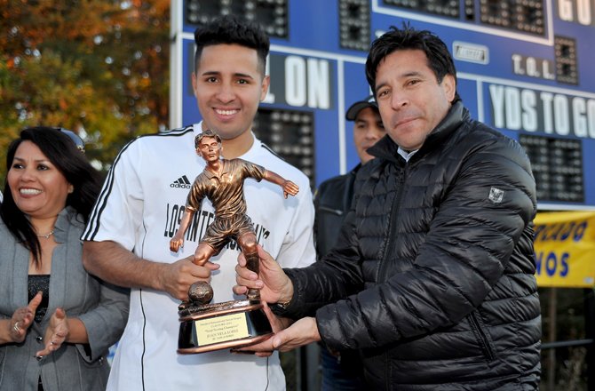 TRES. Nora Escobar de Chiquita Express y Gerson López de Megamart entregan a Juan Vela López el trofeo como Líder Goleador.