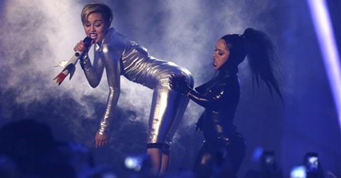 Miley Cirus fuma marihuana en Europa