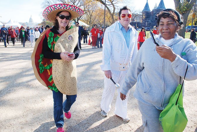 ELVIS Y TORTILLA. El buen humor animó a muchos de los caminantes a enviar el mensaje de hábitos de vida saludables en la Marcha de la Asociación Estadounidense del Corazón.
