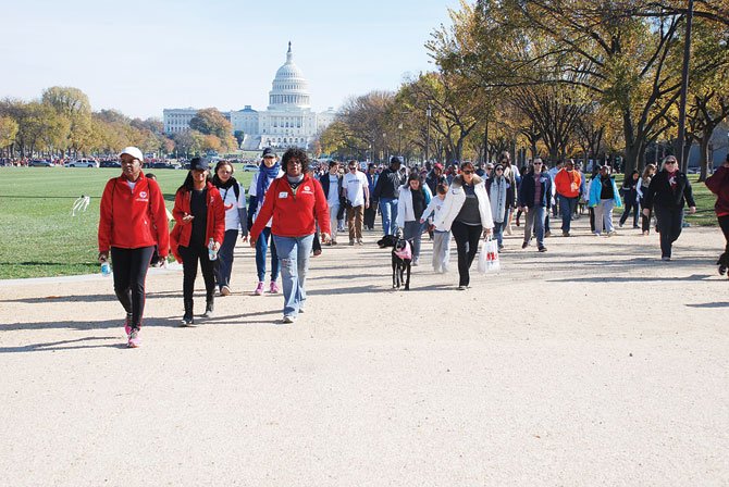 HACIA LA META. Al darle la espalda al Capitolio se encaraban los últimos metros de la caminata.