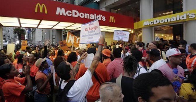DC: trabajadores de comida rápida protestan