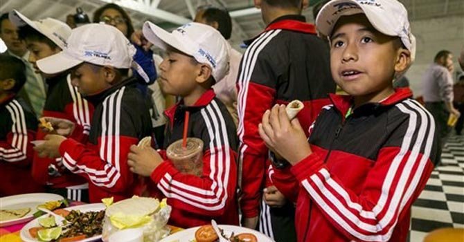 Niños triquis visitan Los Ángeles