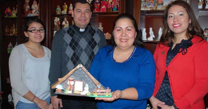 El padre Ismael Comayagua y personal de la iglesia San Antonio