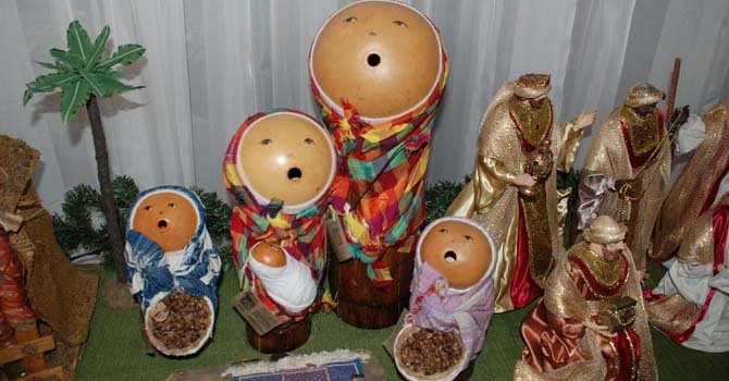 El Salvador, trabajo artesanal con calabazas, elaborado por Manos Amigas para recaudar fondos para programas sociales.