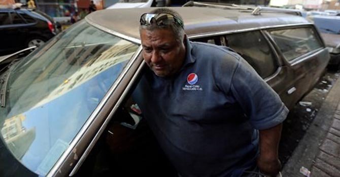 Venezolanos se aferran a autos ineficientes