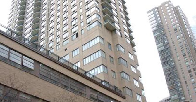 Mueren al caer de un rascacielos de Manhattan