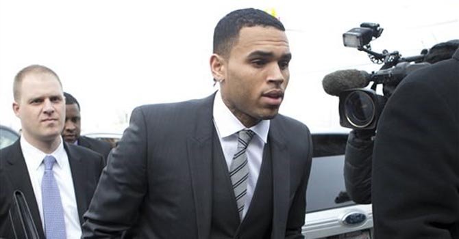 Chris Brown rechaza acuerdo legal por agresión