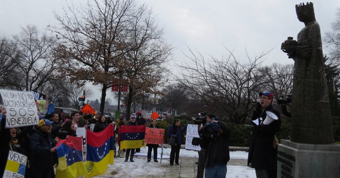 Venezolanos del área exigen democracia en su país