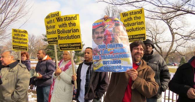 Un grupo de partidarios del actual gobierno venezolano se congregaron delante de los manifestantes que protestaban por la situación del país ante la OEA en Washington, DC, el 19 de febrero.