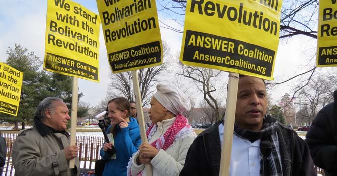 Un pequeño grupo de partidarios en DC del Gobierno venezolano se congregaron delante de los manifestantes ante la OEA que protestaban contra el regimen venezolano.