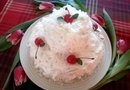 Pastel de Coco con Cerezas