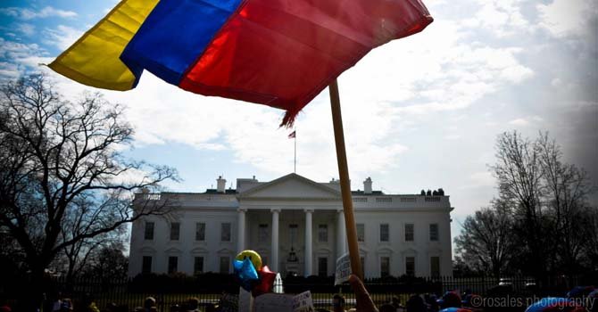Venezolanos se manifestaron ante la Casa Blanca el sábado 1 de marzo de 2014 reclamando justicia para su país.