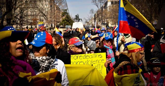 Venezolanos en Washington DC reclamando en favor de su país