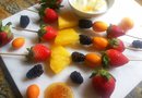 Brochetas de Fruta Fresca con Aderezo de Yogurt