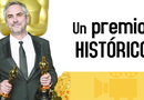 Alfonso Cuarón posa para los medios de comunicación con sus dos galardones.