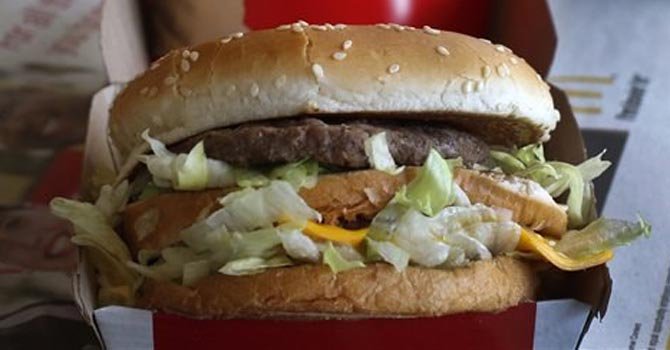 Protestan contra cadenas de comida rápida