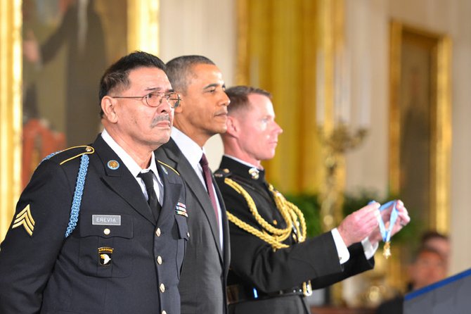 Santiago J. Erevia, recibiendo la Medalla de Honor por el presidente Barack Obama en la Casa Blanca.