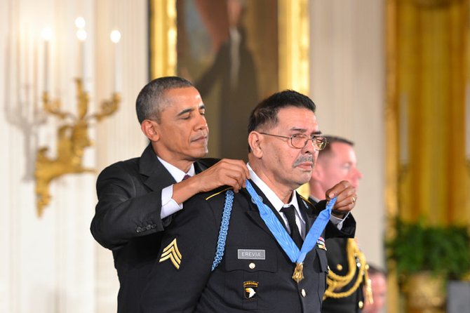 El presidente Obama colocando la Medalla de Honor al veterano de guerra Santiago J. Erevia.