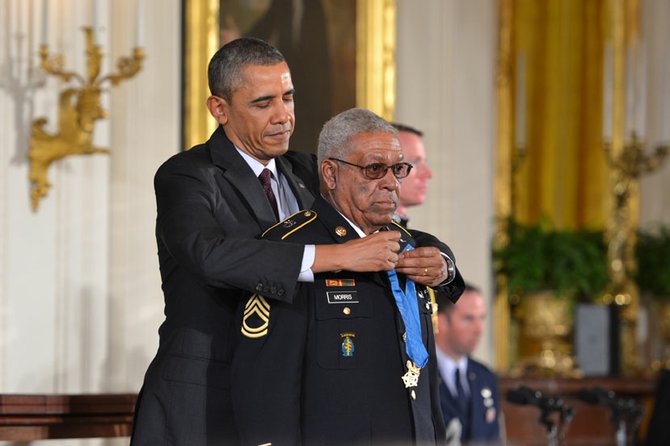 El veterano Melvin Morris recibiendo la medalla por el presidente.