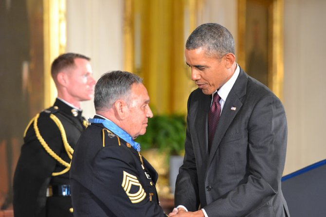 José Rodela después de recibir la medalla por el presidente.