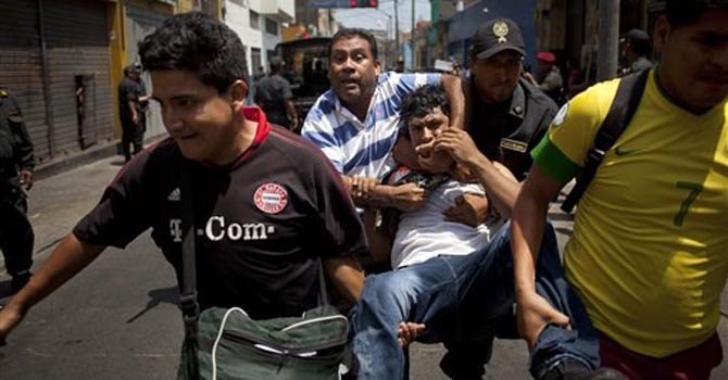 Policía y mineros se enfrentan en Lima
