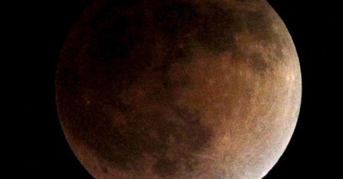 Eclipse lunar deleita a América