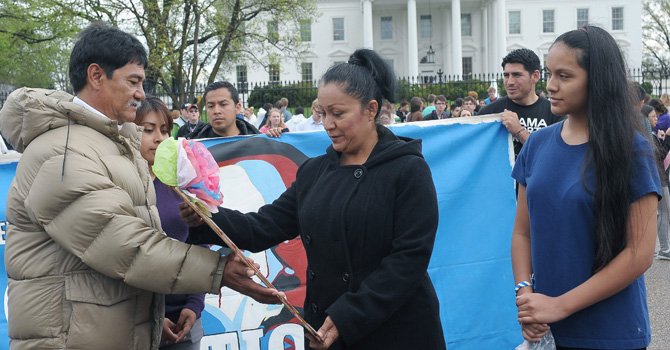 Pasan “posta” de huelga de hambre contra deportaciones