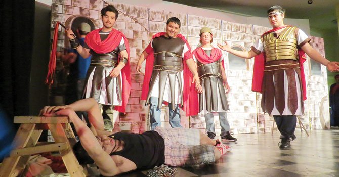 Jóvenes reviven la pasión de Cristo