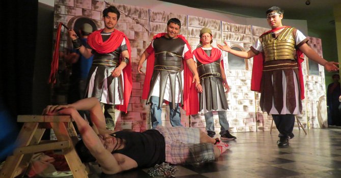 Jóvenes dramatizan la pasión de Cristo