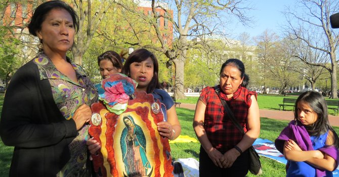 Madres inician huelga de hambre frente a Casa Blanca